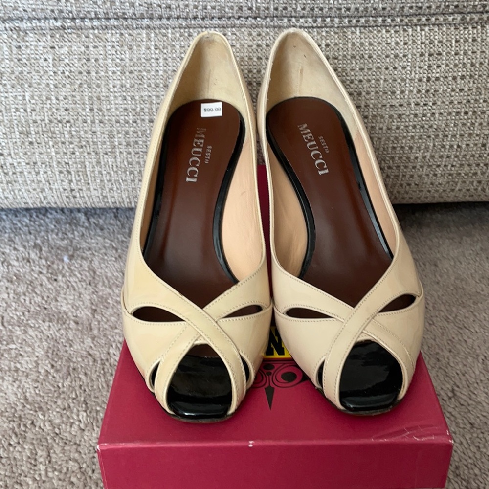 Nude patent pumps w/black patent heel